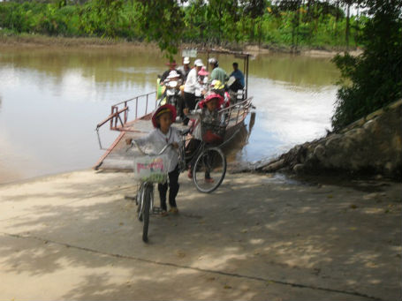 Những[-]chuyến[-]đò[-]nghĩa[-]tình[-]chở[-]các[-]em[-]học[-]sinh[-]qua[-]sông[-]đến[-]trường.